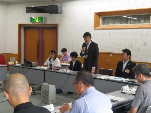 市立図書館2F視聴覚室で集まった推進委員らに挨拶をしている市長の写真
