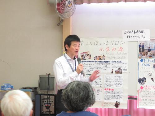 白上コミュニティセンターでサロン参加者らに挨拶をしている市長の写真
