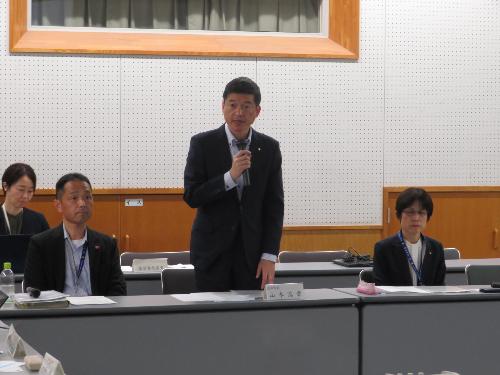 市立図書館視聴覚室で会議参加者らに挨拶をしている市長の写真