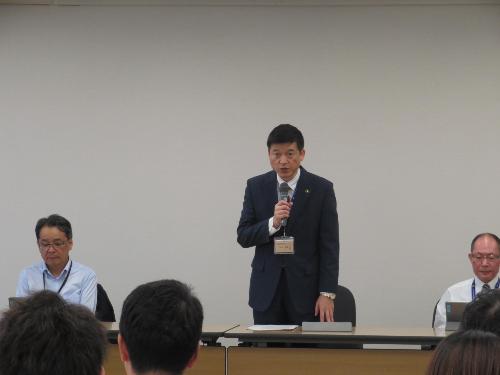 市役所大会議室で会議出席者らに挨拶をしている市長の写真