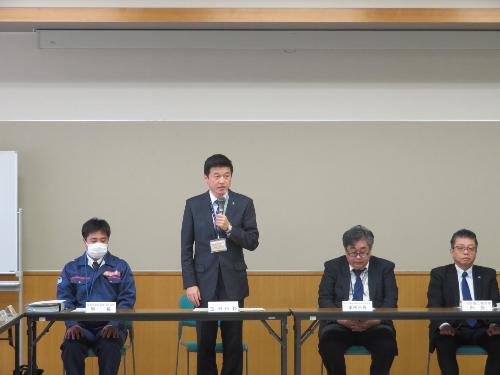 水防センターで会議出席者らに挨拶をしている市長の写真