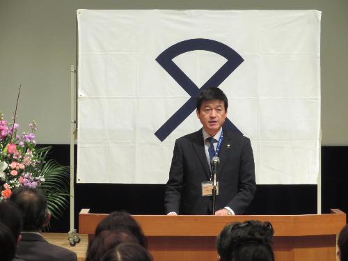 市民学習センター多目的ホールで委嘱状交付式に出席した生活相談員らに挨拶をしている市長の写真