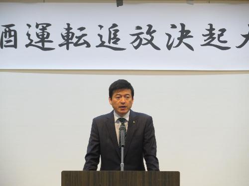 保健センター大ホールで決起大会出席者らに挨拶をしている市長の写真