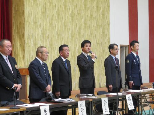 市民体育館で柔道大会参加者らに激励の言葉を述べている市長の写真