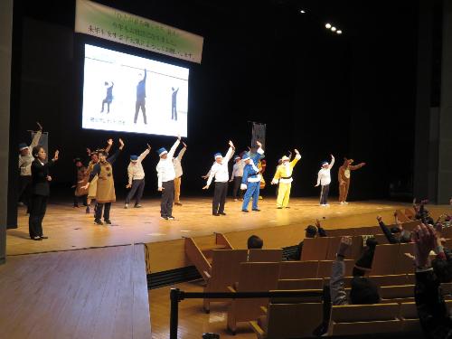 グラントワステージで市議会議員らとともにますます元気体操を披露する市長の写真