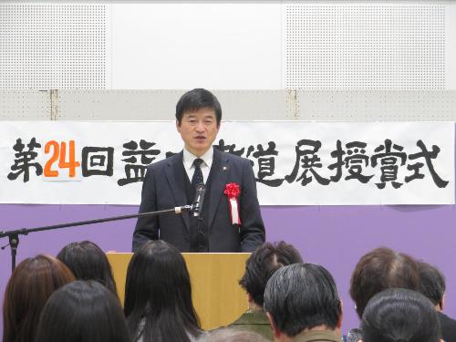 グラントワスタジオ1で授賞式出席者らに祝辞を述べている市長の写真