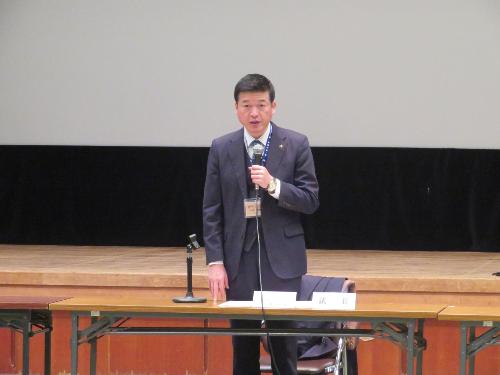 市民学習センター多目的ホールで総会出席者らに挨拶をしている市長の写真