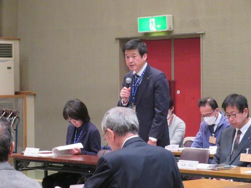 市民学習センター多目的ホールで運営協議会出席者らに挨拶をしている市長の写真