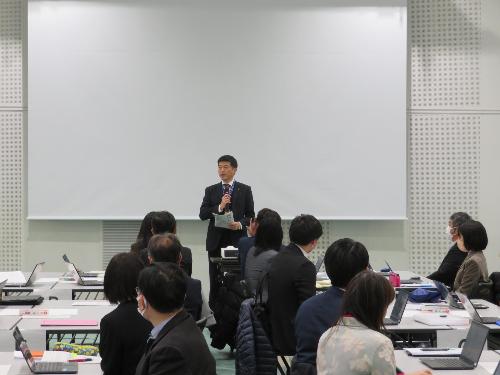 グラントワスタジオ1で研修会出席者らに挨拶をしている市長の写真