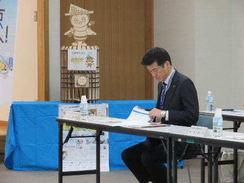 保健センター大ホールで対策会議に出席している市長の写真