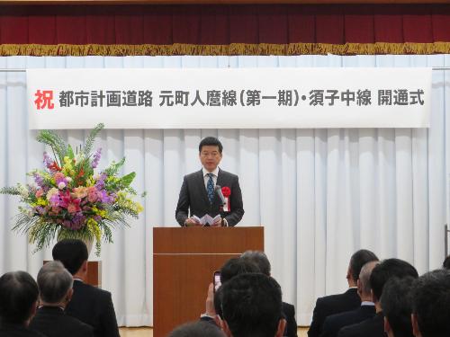 高津公民館で開通式出席者らの前で祝辞を述べている市長の写真