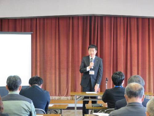 益田商工会議所3階大会議室で総会出席者らに挨拶をしている市長の写真