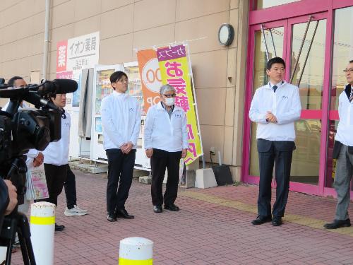 イオン益田店入口で石見空港利用促進PRのために集まった市議らの前で挨拶をしている市長の写真