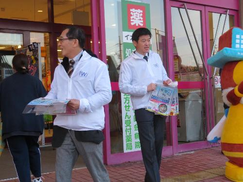 イオン益田店の入り口で市民の方に石見空港利用促進の販促物を配る市長の写真