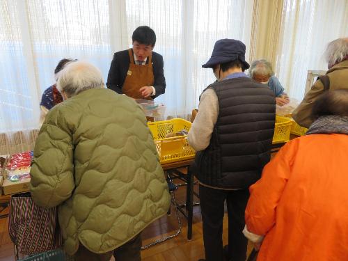 中西公民館で市民の方と一緒に販売活動をする市長の写真