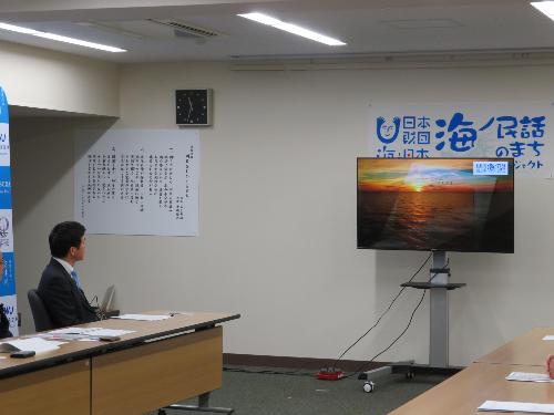 市役所大会議室で完成したアニメーションを鑑賞する市長の写真