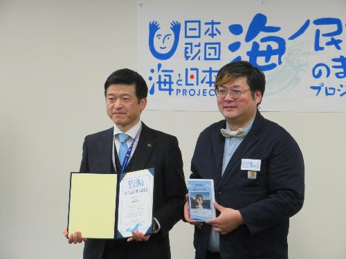 アニメ監督の沼田氏と市長の記念写真