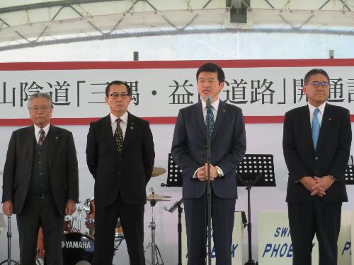 開通記念プレイベントで参加者ら祝辞を述べている市長の写真