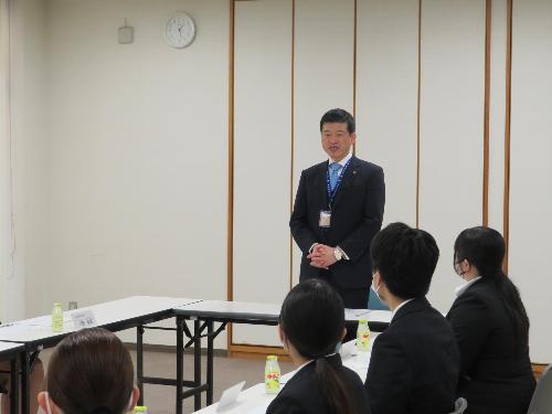 保健センター大ホールで石見高等看護学院卒業生らと意見交換をしている市長の写真