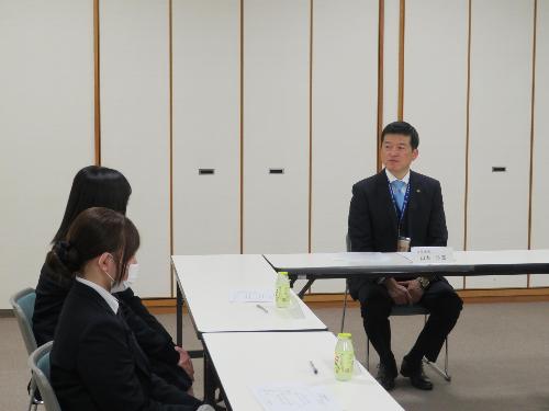 保健センター大ホールで石見高等看護学院に合格した高校生らと意見交換をしている市長の写真