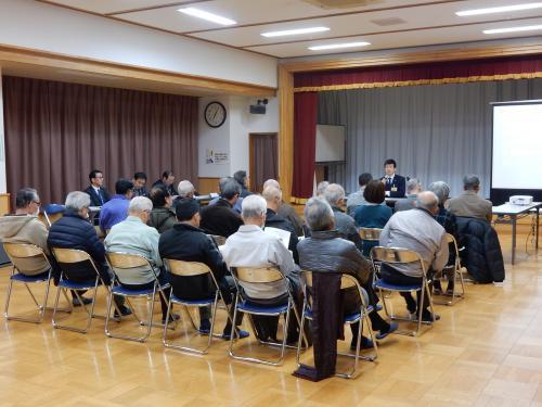 市長と語り合う会高津にてマイクを持って話しをする市長の写真