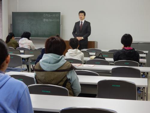 学び舎ますだにて挨拶をする市長の様子の写真