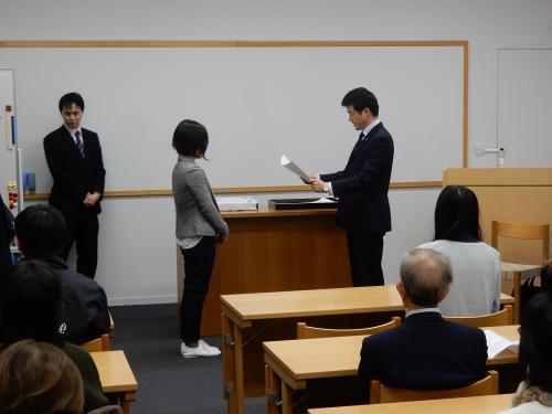 美術展授賞式の様子の写真