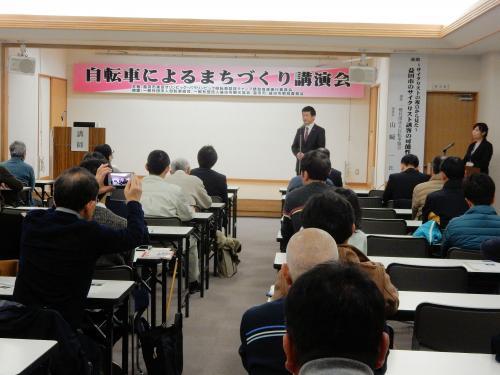 自転車講演会にて挨拶をする市長の様子の写真