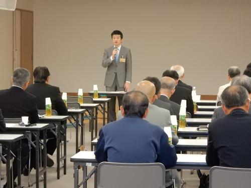 観光協会臨時総会にて挨拶を述べる市長の写真