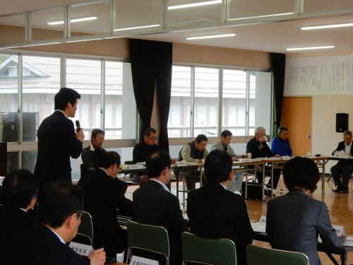 益田市自治会長会議にてマイクを持つ市長の写真