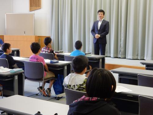 学び舎ますだにて挨拶を述べる市長と耳を傾ける児童らの写真