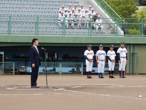 第89回島根県高等学校野球益田地区選手権にて挨拶を述べる市長の写真
