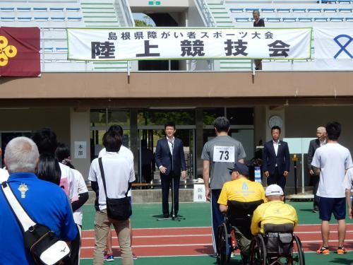 障がい者陸上大会にて挨拶を述べる市長の写真