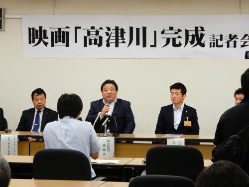 映画完成報告記者会見の様子の写真