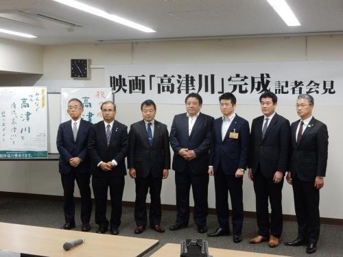 映画完成報告会にて出席者らとの集合写真