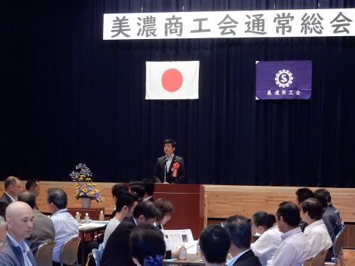 美濃商工会総会にて挨拶を述べる市長の写真