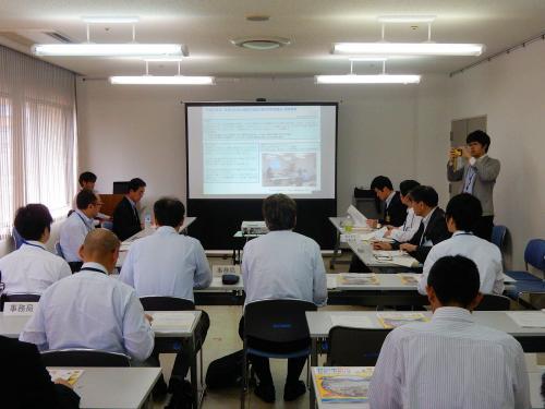スクリーンを用いた高津川水系大規模氾濫時の減災対策協議会中の様子の写真