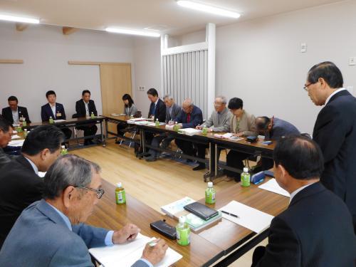 福祉懇談会にて民生委員・児童委員の方と情報交換している様子の写真