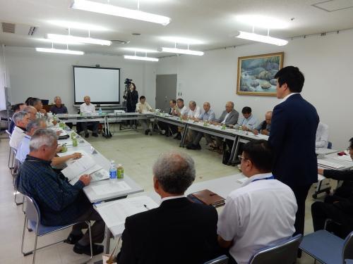 連合自治会長総会にて挨拶を述べる市長の写真
