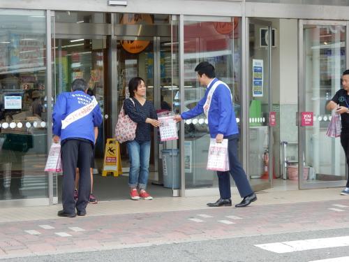萩・石見空港街頭PRのため道行く人にチラシを配る市長の写真