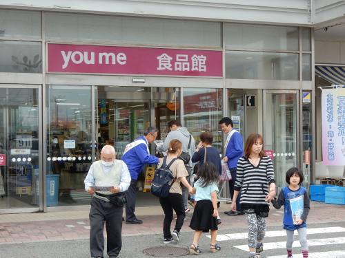 萩・石見空港街頭PRのため店頭でチラシを配る市長らの写真