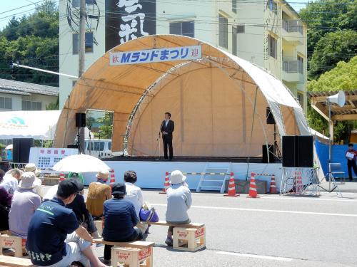 Mランドまつりのステージで挨拶を述べる市長の写真