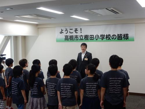 表敬訪問した高槻小の児童らに歓迎の挨拶を述べる市長の様子の写真