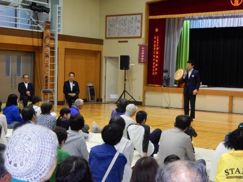 美都ほたる祭りのステージ前で挨拶を述べる市長の写真