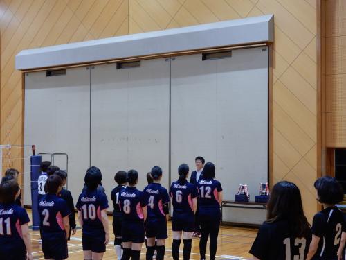 婦人バレー大会にて挨拶を述べる市長の写真