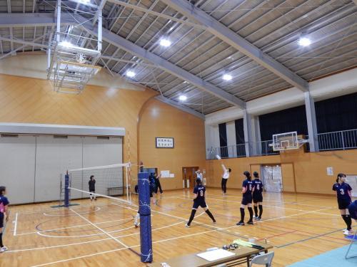 婦人バレー大会にて選手らに交じりサーブを打つ市長の写真