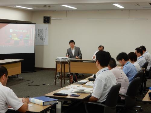 ひとづくり推進本部会議にて意見を述べる市長の写真