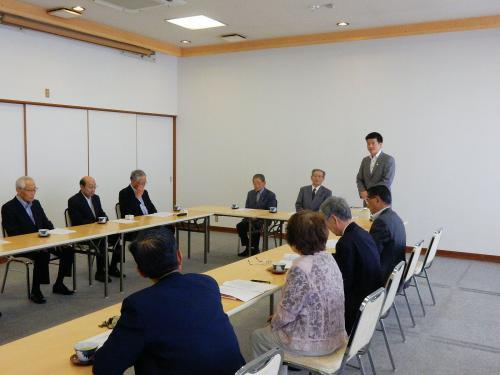 叙勲者会総会にて挨拶を述べる市長の写真