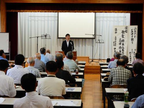 人麿公顕彰会総会・第1回研修会にて挨拶を述べる市長の写真