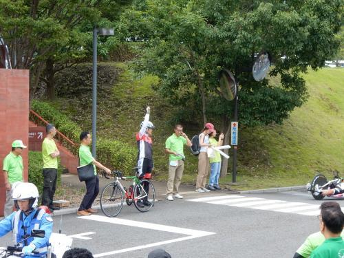 いなかライドにてスターターピストルを構える市長の写真